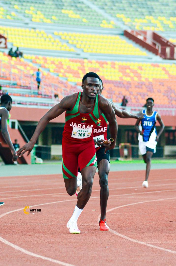 Équipe Jaraaf Athlétisme avec le drapeau du club